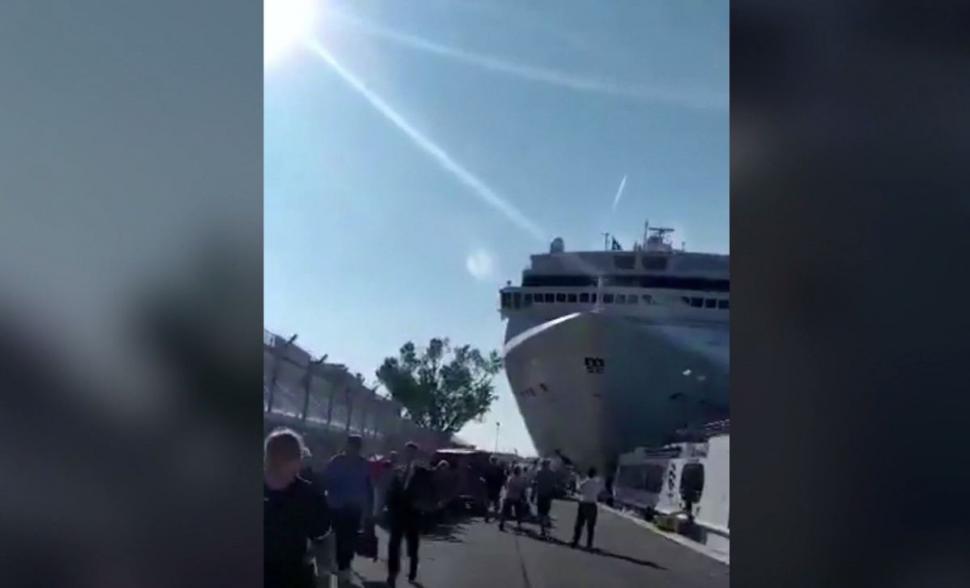 Incident la Veneția! Un vas de croazieră a lovit o navă plină de turiști