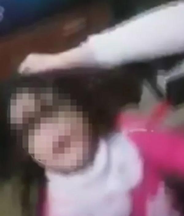 Femeia s-a filmat în timp ce îi făcea ceva cumplit fetiței sale de doi ani. Apoi i-a trimis întregistrarea fostului ei iubit (FOTO) 597457