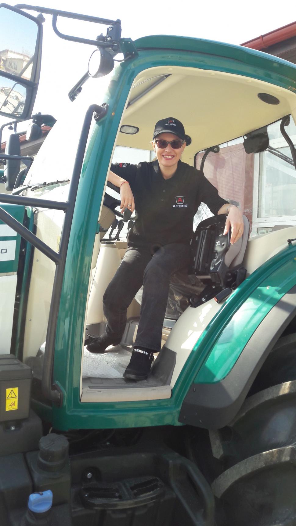 Premieră: o femeie va face turul României pe tractor (P) 597534