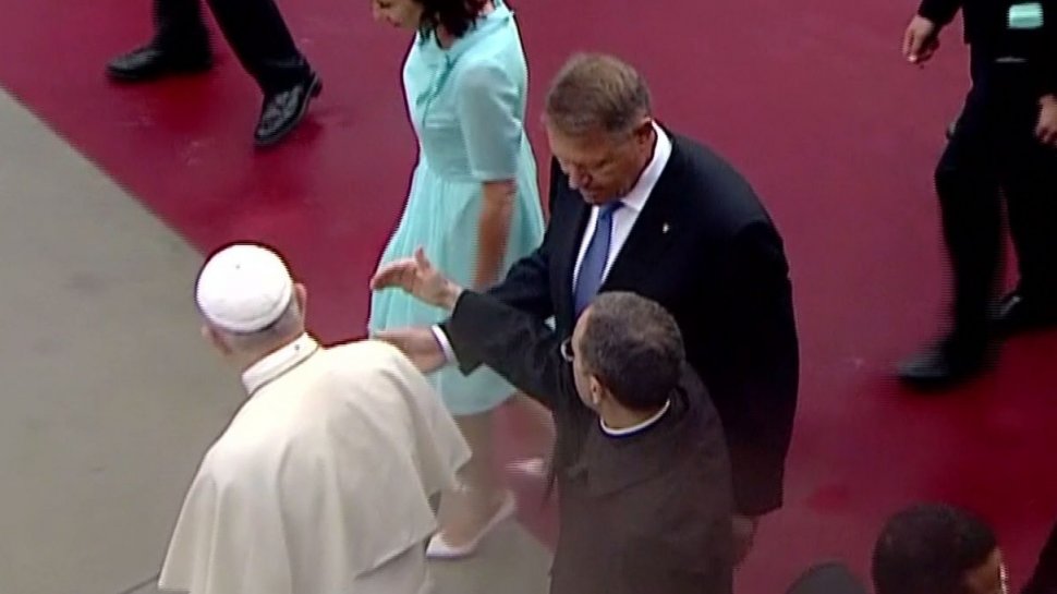 Scene incredibile la plecarea Papei Francisc din România. Iohannis, dat la o parte de aghiotantul Suveranului Pontif