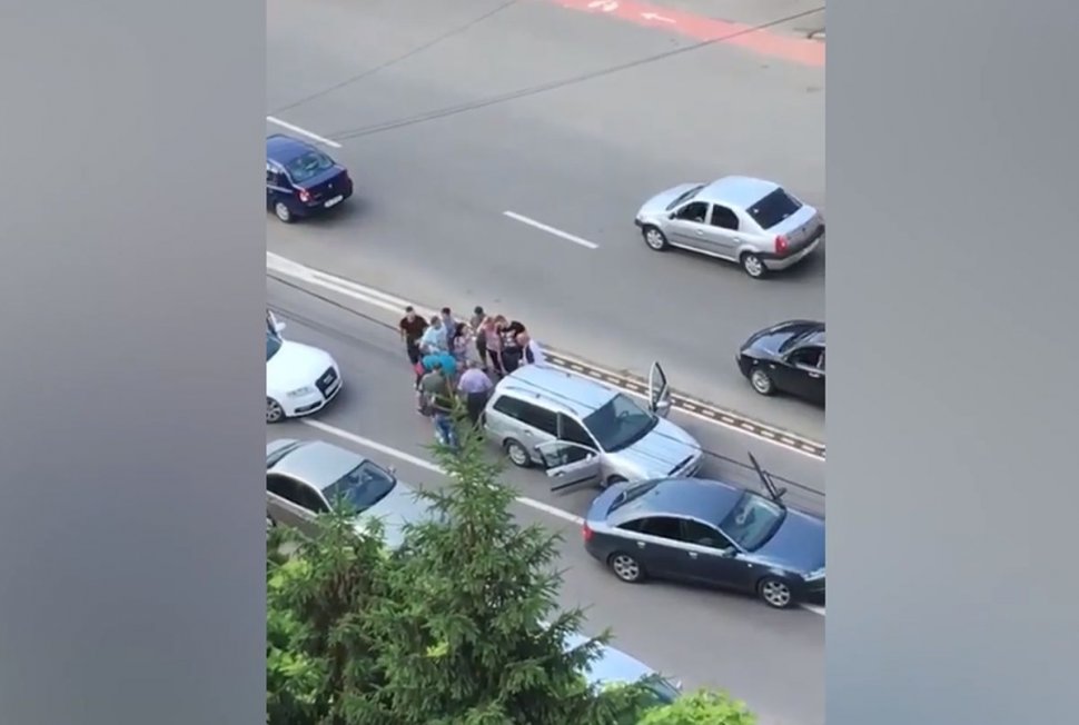 Imagini revoltătoare! Și-a legat câinele de mașină și l-a târât în timp ce se plimba prin trafic. Mai mulți șoferi au intervenit