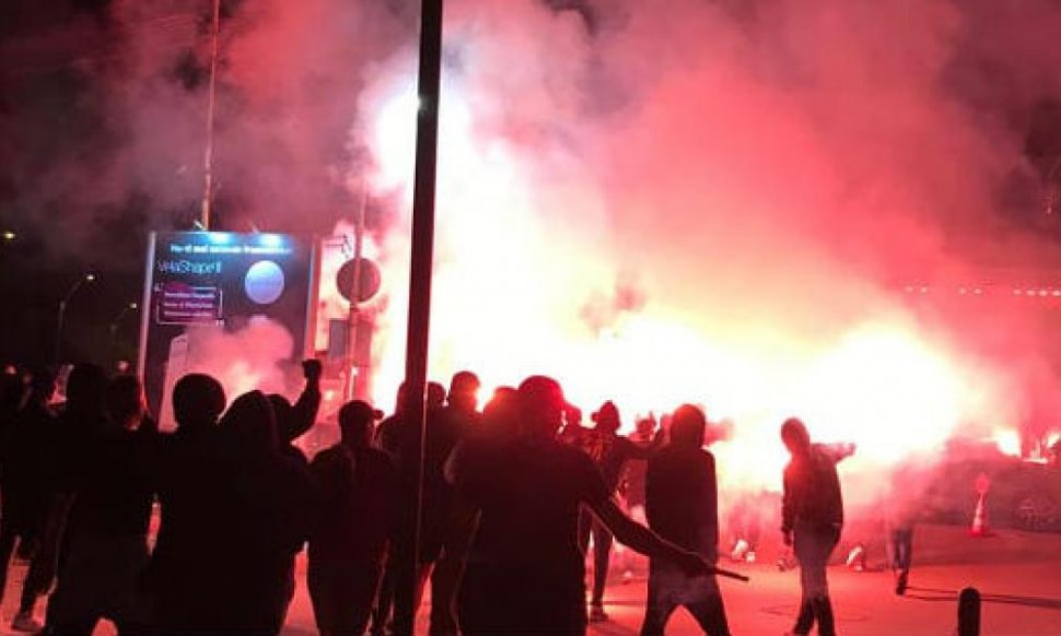 Proteste ale suporterilor echipei Dinamo, marţi noaptea, la sediul clubului. Torțe și incendiu, în față la RIN