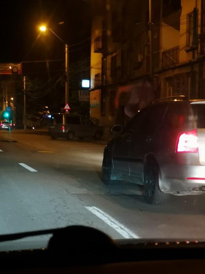 Dragoș se afla în mașină și se pregătea să oprească la semafor pe o stradă din Pitești, când a observat ceva de-a dreptul dubios. „Dumnezeule, e gol-pușcă!” (FOTO) 597592