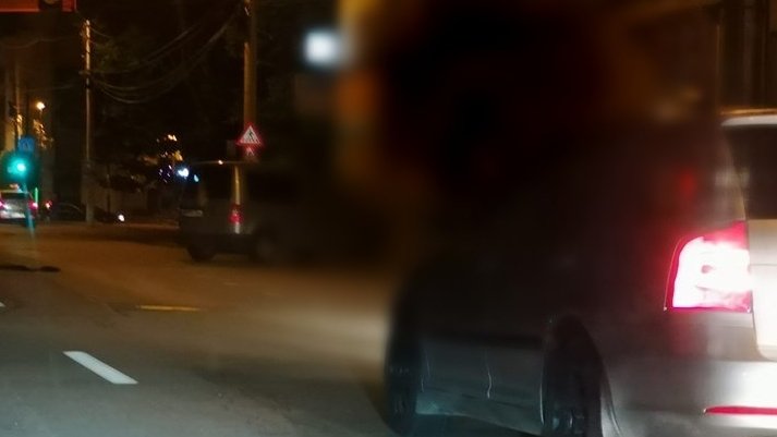 Dragoș se afla în mașină și se pregătea să oprească la semafor pe o stradă din Pitești, când a observat ceva de-a dreptul dubios. „Dumnezeule, e gol-pușcă!” (FOTO)