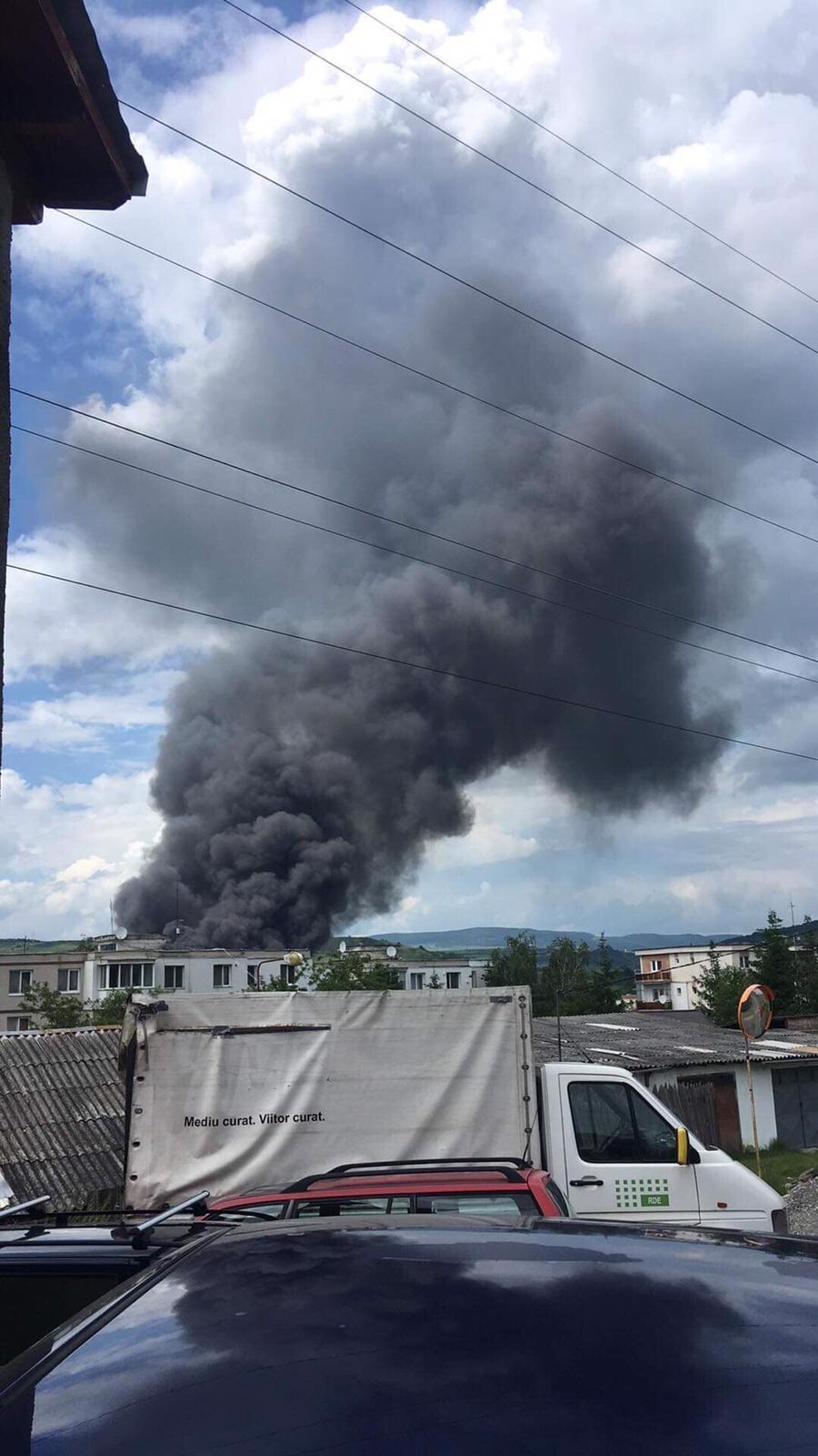 Incendiu puternic la un depozit de dezmembrări auto în Harghita (FOTO) 597862