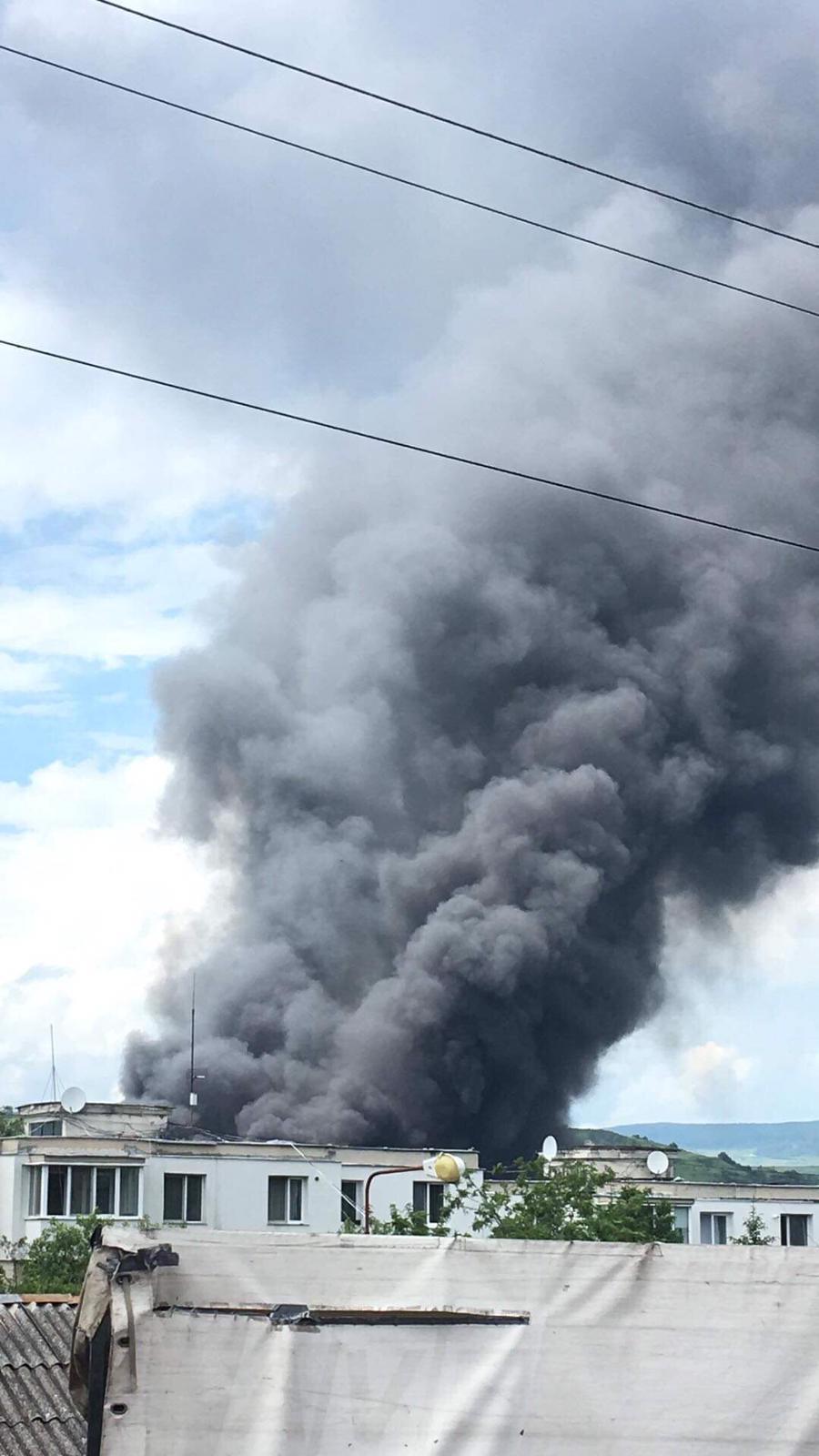 Incendiu puternic la un depozit de dezmembrări auto în Harghita (FOTO) 597863