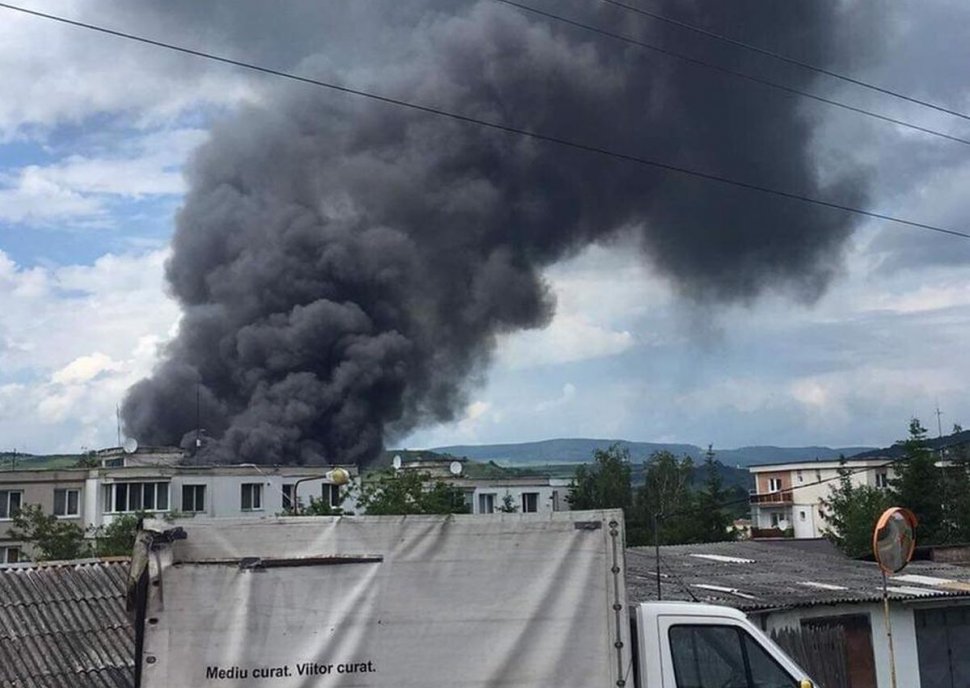 Incendiu puternic la un depozit de dezmembrări auto în Harghita (FOTO)