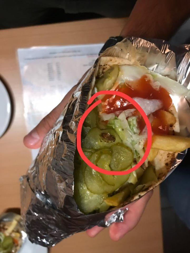 Radu și-a cumpărat o shaorma de la un fast-food din Timișoara. A încremenit când a vrut să muște din ea. „Mă ajută să-mi păstrez conștiința curată!” (FOTO) 597773