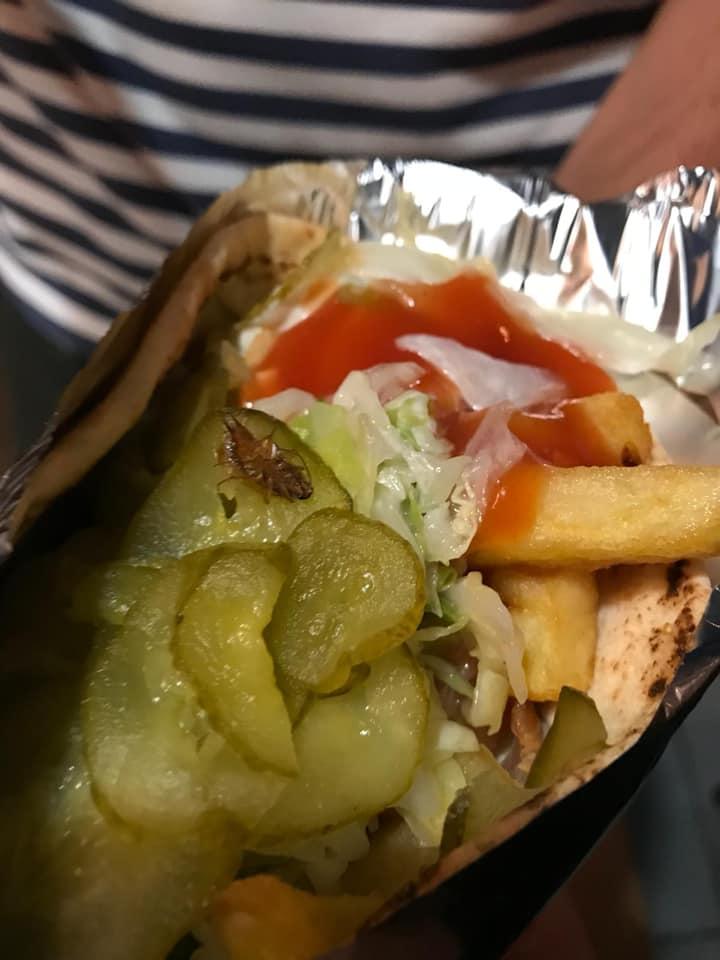 Radu și-a cumpărat o shaorma de la un fast-food din Timișoara. A încremenit când a vrut să muște din ea. „Mă ajută să-mi păstrez conștiința curată!” (FOTO) 597774