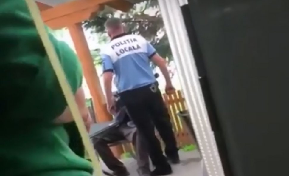 Un poliţist din Timiș a fost filmat când lovește cu capul în gură un om al străzii - VIDEO