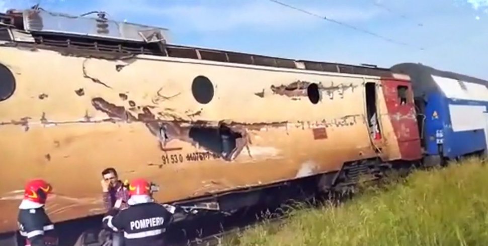 Accident cumplit. Un tren cu zeci de călători a deraiat. Locomotiva a izbit o basculantă