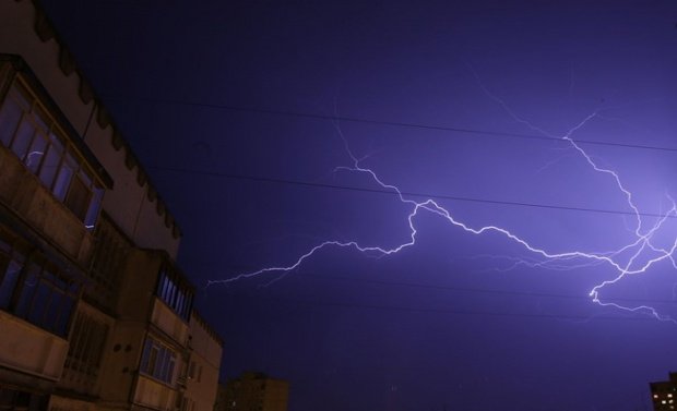 Alertă meteo pentru București. Ploi torenţiale şi vijelii, până marți noapte