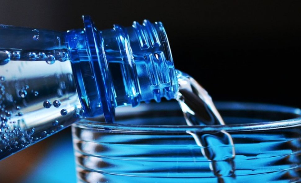 De ce nu e recomandat să consumați apă minerală zilnic. Poate duce la agravarea unor boli