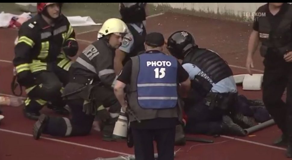 Incident grav pe Cluj Arena! Un jandarm, dus de urgență la spital, după ce a fost lovit în cap cu un scaun (VIDEO) 