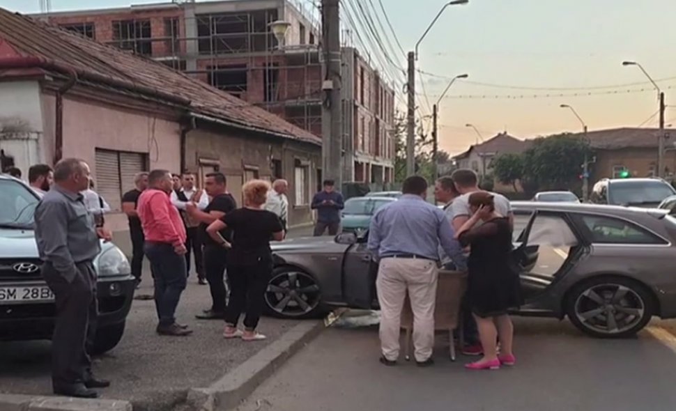 O nuntă a fost la un pas să se încheie tragic în Maramureş. Un șofer beat a intrat cu mașina în alaiul petrecăreţilor - VIDEO