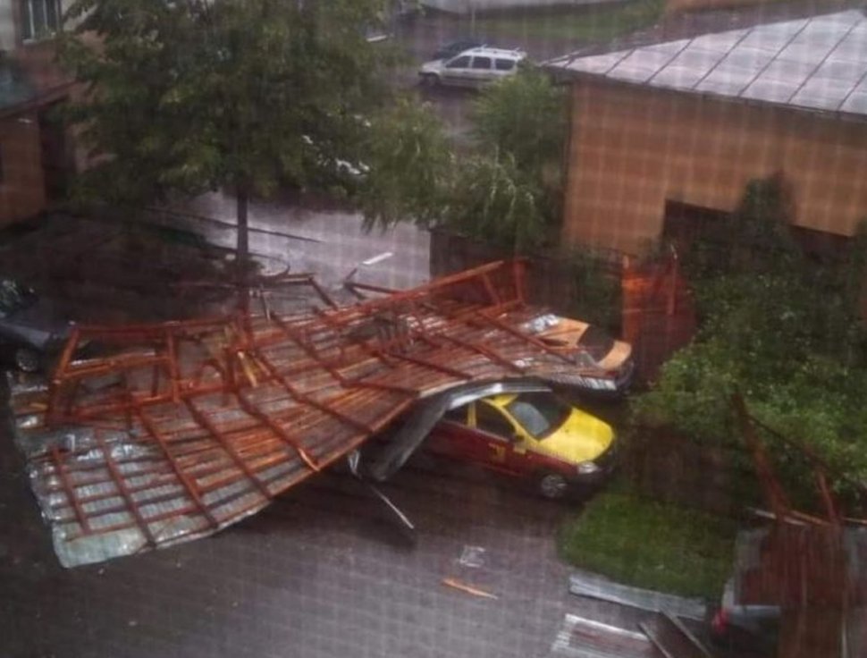 Prăpăd la Târgu Jiu. Vântul a smuls acoperișul unui bloc și l-a aruncat peste mașini
