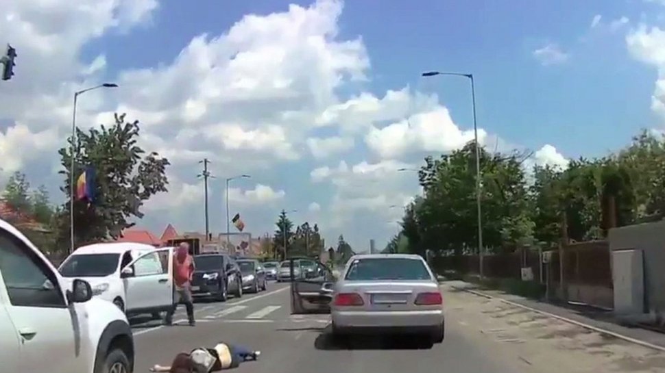 Accident neobișnuit lângă Cluj-Napoca. Un pieton a lovit o mașină. Imaginile au făcut înconjurul internetului - VIDEO