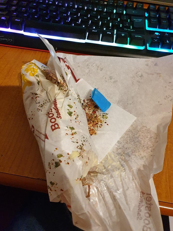 George și-a cumpărat un crispy sandwich de la un celebru fast-food din Târgu Mureș. Când s-a uitat în pungă, a încremenit. „La asta chiar nu te aștepți să găsești!” (FOTO) 598638
