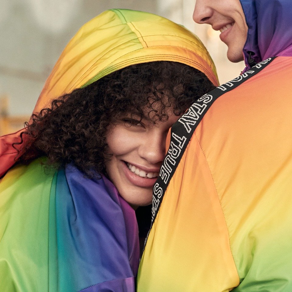 H&M România a lansat o colecție dedicată persoanelor LGBTQI. Ce s-a întâmplat după câteva minute