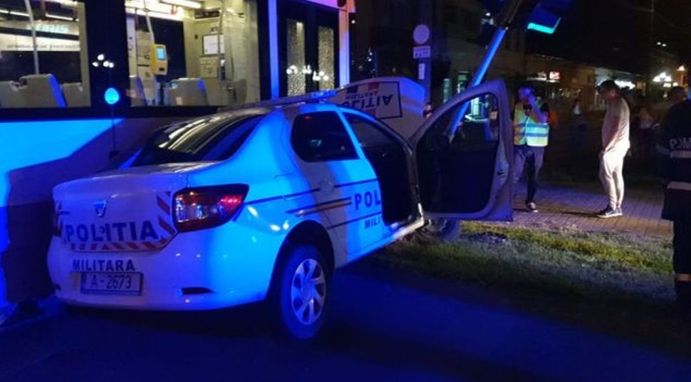 Imagini puternice din Timișoara. Polițist militar rănit după ce a intrat cu mașina de serviciu într-un tramvai - VIDEO