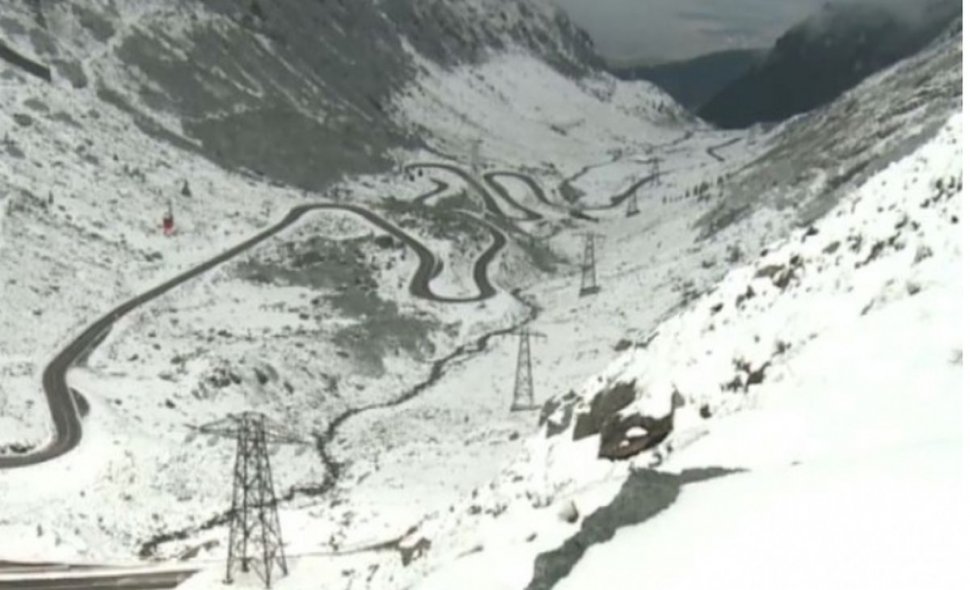 Suntem în plină vară, însă pe Transfăgărăşan zăpada este de cinci metri! VIDEO