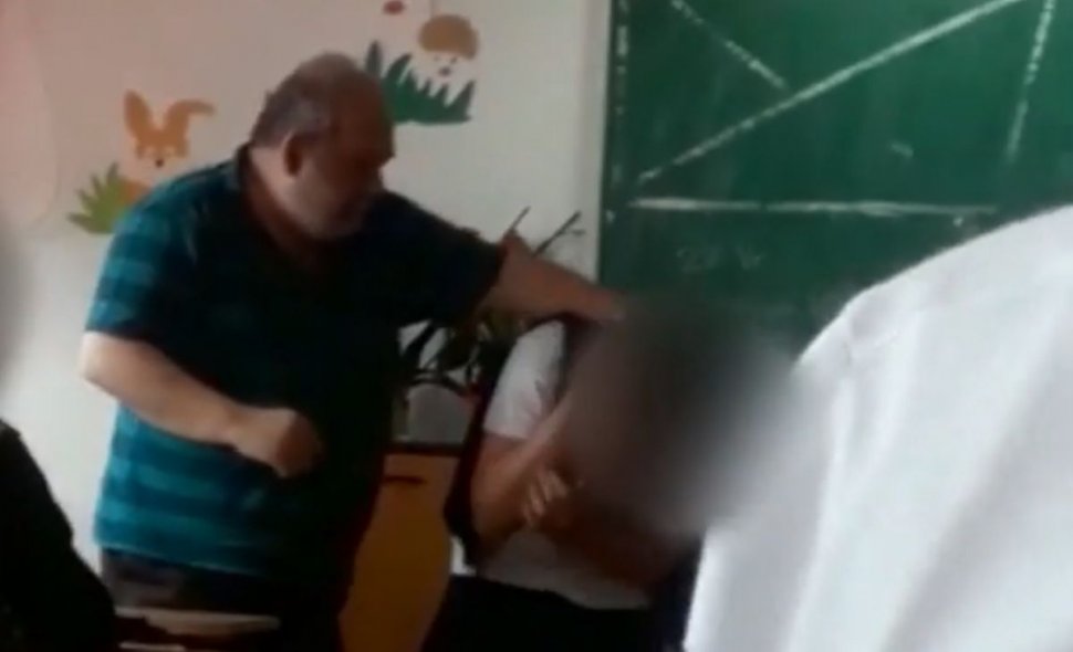 Un profesor de matematică din Bucureşti a fost filmat în timp ce pedepseşte un elev în faţa clasei. L-a tras de păr şi de urechi. „L-am mângâiat ca să nu mai deranjeze ora” - VIDEO