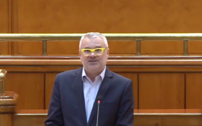 A început să vorbească în plenul Camerei Deputaților, când colegii au zărit ceva ciudat pe fața lui. Când s-au uitat mai bine, au încremenit: Erau galbeni! FOTO 599043