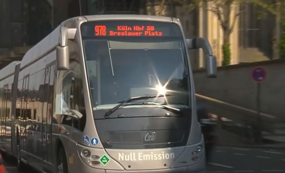 Autobuzul viitorului a ajuns la Bucureşti. Este o maşină cu hidrogen, care poate fi alimentată în doar șapte minute şi nu poluează deloc - VIDEO