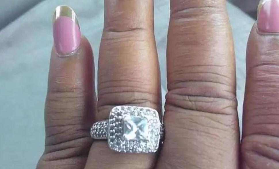 O femeie a vrut să se laude cu inelul de logodnă pe Facebook, însă în poză a apărut altceva. „M-a lăsat cu gura căscată”