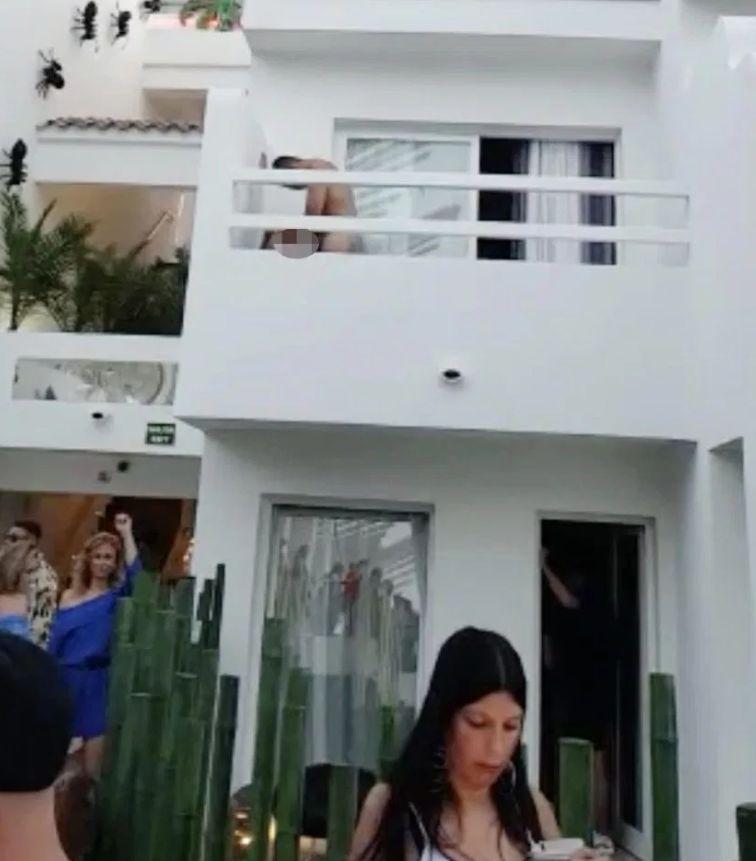 Oamenii petreceau de zor în fața unui hotel, când au observat că din balconul de deasupra se întâmpla ceva cu totul neobișnuit. „Dumnezeule, o făceau chiar acolo, la lumina zilei” (FOTO) 599111