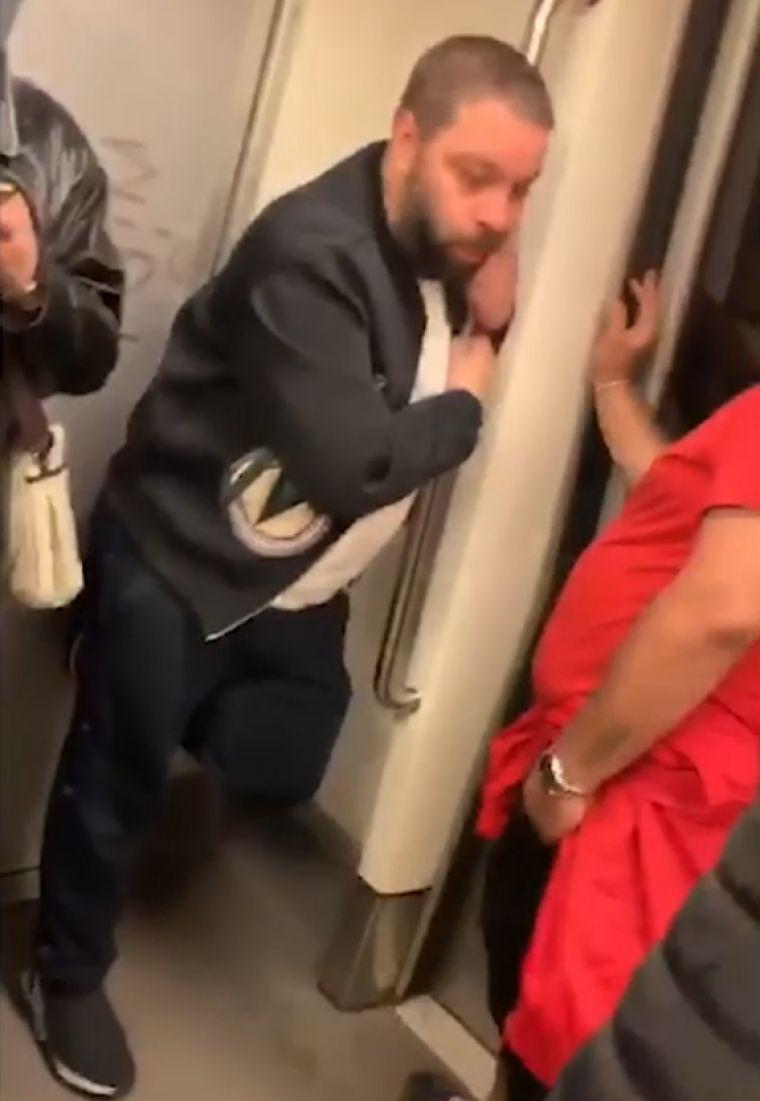 Se urcase în metrou pe Magistrala 2 din București, când a crezut că nu vede bine. „Doamne, era chiar el!”. La asta sigur nu se aștepta nimeni! (FOTO)  598953