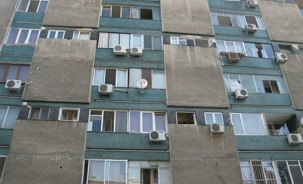 Caz cutremurător în Ploiești! O femeie s-a aruncat de la etajul opt al unui bloc, după ce pompierii au găsit-o moartă pe mama ei