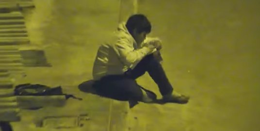 VIDEO. Un elev își face temele la lumina unui bec stradal. Imaginile au cucerit lumea întreagă