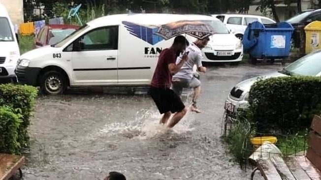 Mihai era pe o stradă din Pitești, în plină furtună, când a văzut ceva năucitor mișcându-se prin apă: Doamne, nu am mai pomenit așa ceva! FOTO