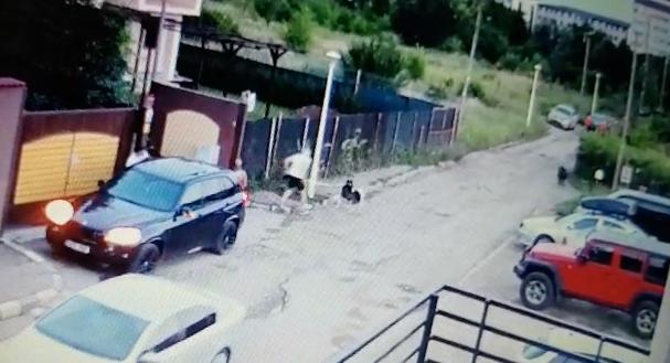 O cameră de supraveghere a surprins o imagine de-a dreptul șocantă în sectorul 6 al Capitalei. „Doamne, nu te aștepți să vezi așa ceva în București” VIDEO 599725