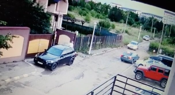 O cameră de supraveghere a surprins o imagine de-a dreptul șocantă în sectorul 6 al Capitalei. „Doamne, nu te aștepți să vezi așa ceva în București” VIDEO
