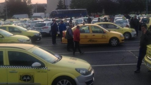 Sute de taximetriști au ieșit să protesteze în Piața Constituției