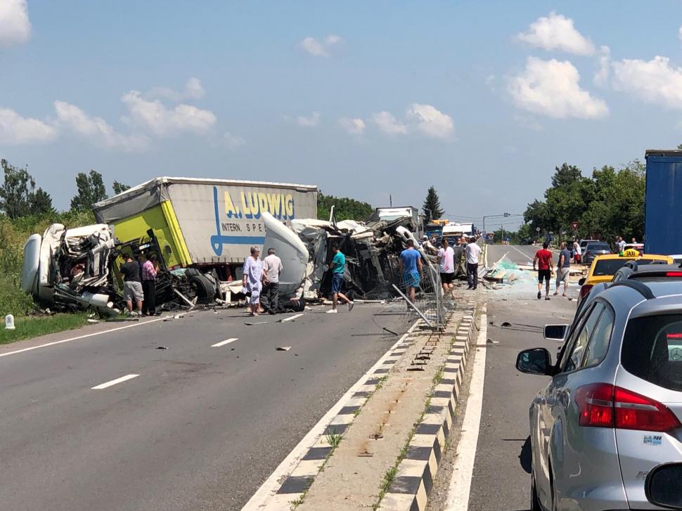 Accident cumplit pe DN 5. Două TIR-uri s-au ciocnit puternic. O persoană a murit. Imagini șocante de la locul faptei - FOTO 600288