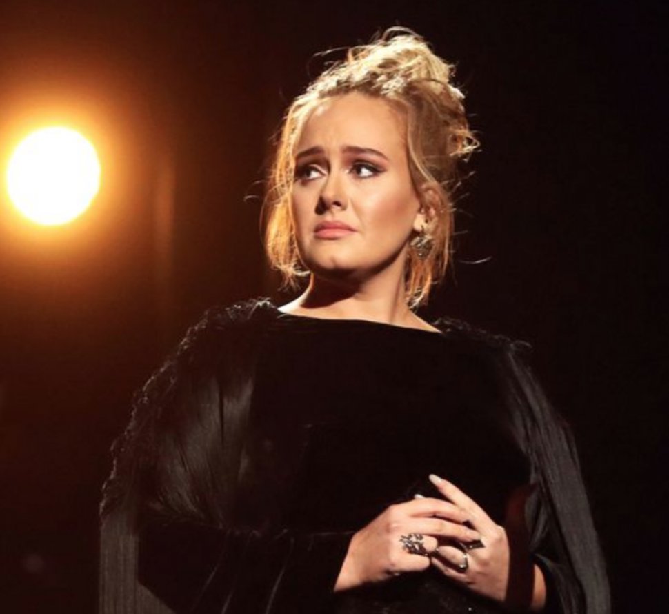 Adele a slăbit dramatic după despărţirea de soţul ei. Artista spune că a făcut un simplu exerciţiu pentru a reuşi asta