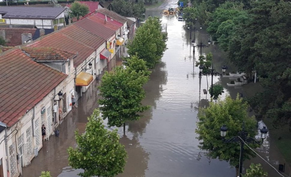 Centrul orașului Cernavodă, acoperit de apă după o ploaie torențială - VIDEO