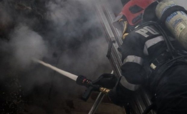 Incendiu violent într-un bloc din Buzău. Un bărbat a murit 