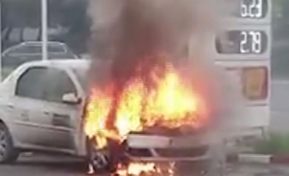 Pericol de explozie într-o benzinărie din Galați. Un taxi a luat foc lângă pompă - VIDEO