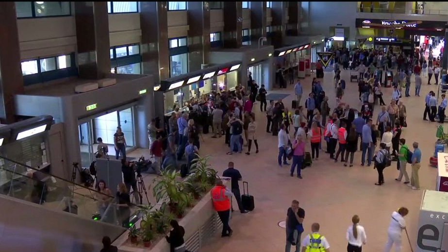 Panică pe aeroport. Zeci de turiști români blocați în Barcelona, după ce o aeronavă s-a defectat 
