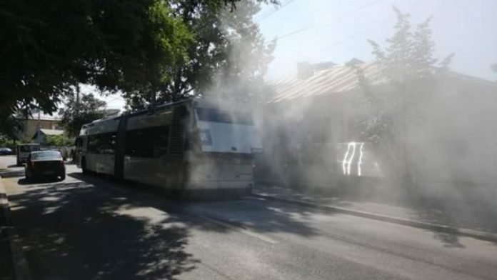 Momente de panică în Ploiești! Un troleibuz a luat foc în mers. Au sunat imediat la 112