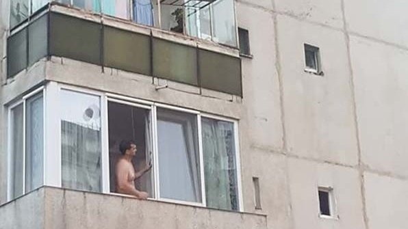 Imagini incredibile surprinse în Oradea! Trecătorii au crezut că nu văd bine! Ce se întâmpla la etajul III al unui bloc? (FOTO)