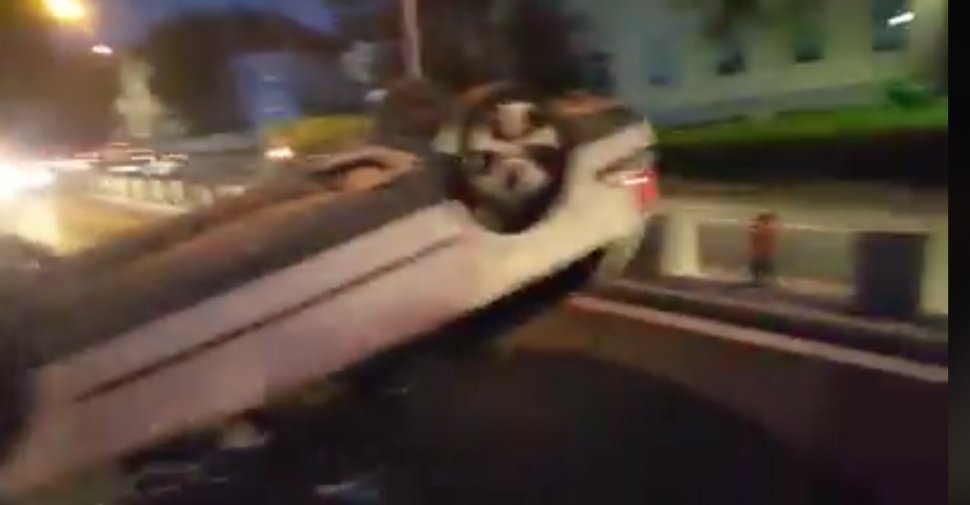 Oamenii au văzut o mașină răsturnată pe o stradă și s-au dus să acorde primul ajutor. Nu le-a venit să creadă ce aud din interior (VIDEO)