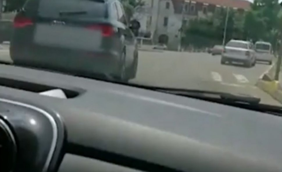Imagini șocante în Suceava. Un șofer a blocat mașinile de poliție care urmăreau contrabandiști - VIDEO