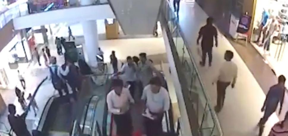 Panică într-un mall! A căzut în gol de pe scara rulantă. Totul a fost surprins de o cameră de supraveghere (VIDEO)