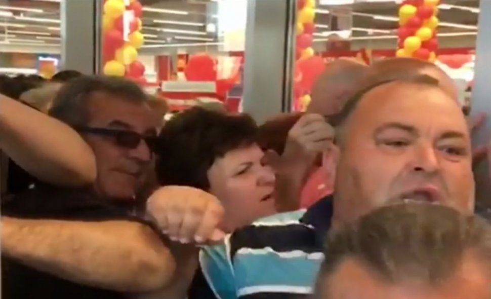Imagini halucinante într-un supermarket din Galaţi. O nouă „bătălie” pentru TIGĂI la promoție - VIDEO