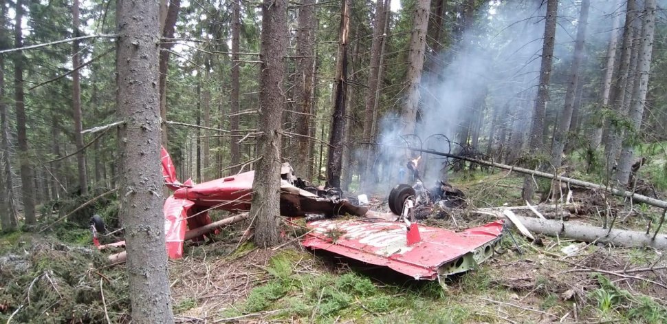 Un avion a aterizat forțat în județul Harghita. Aparatul a luat foc imediat. Cei aflați la bord s-au salvat